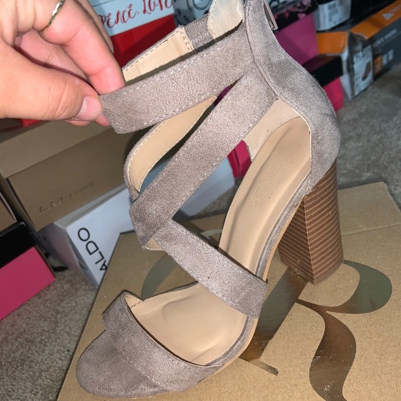 Grey heels. - Picture 1 of 3